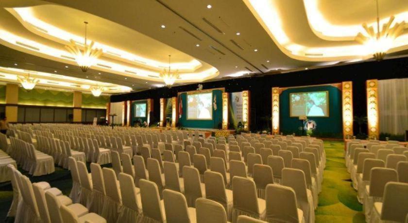 Ipb Convention Hotel Botani Square Bogor Buitenkant foto